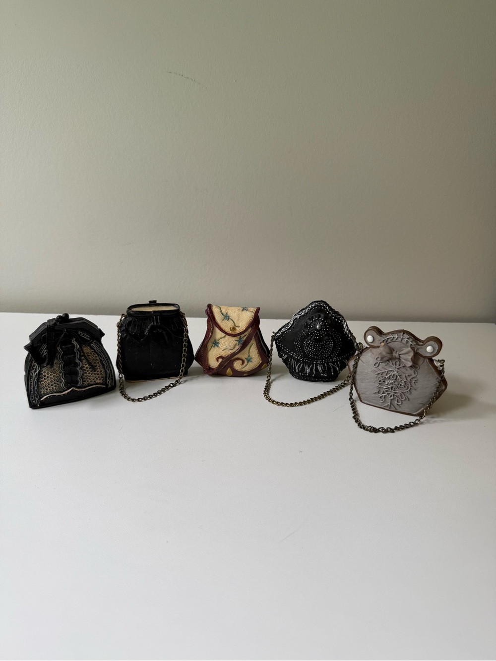 Set of 5 Vintage-Inspired Women's Evening Pouch in Black and Cream